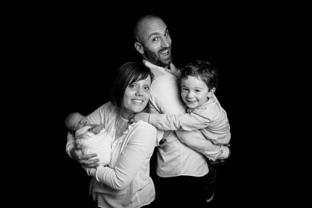 shooting-photo-famille-naissance-noir-et-blanc-yvelines
