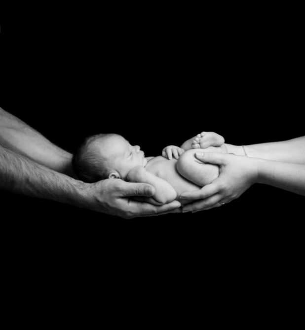 seance-photo-famille-nouveau-ne-noir-et-blanc-yvelines