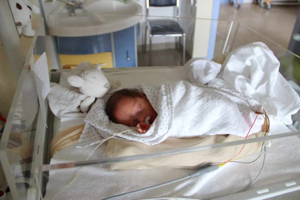 Portrait D'une Jeune Fille De Bébé Nouveau-né À L'hôpital De La