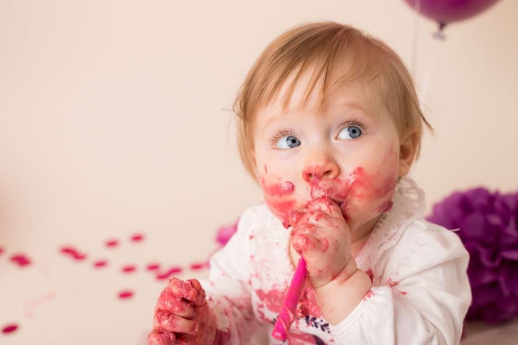 idee-photo-anniversaire-bebe-78-smash-the-cake-prune-framboise