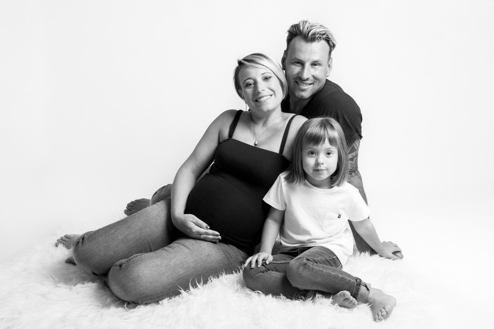 photo d'une femme enceinte avec le papa et la grande sœur dans les Yvelines 78