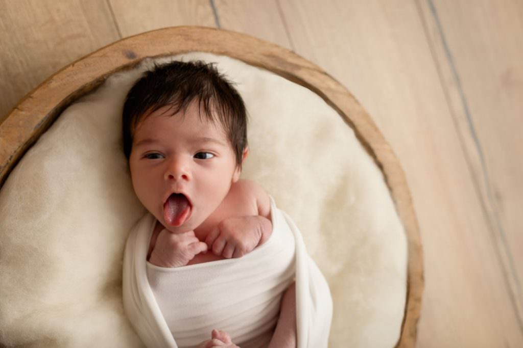 photo de naissance bébé 78 Yvelines avec grimaces