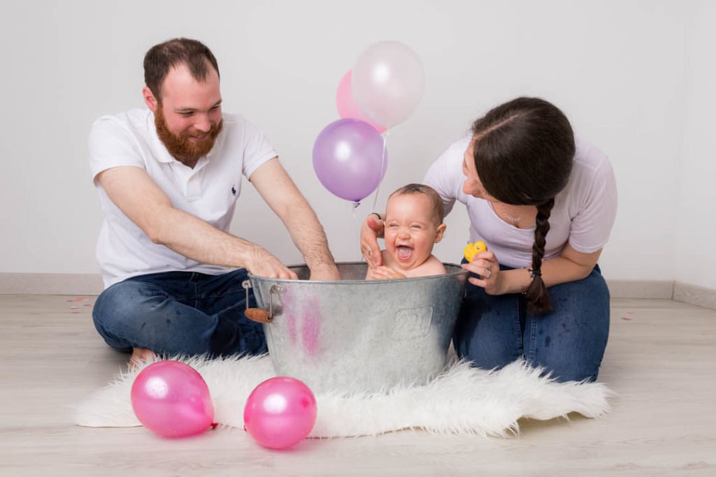 photographe-anniversaire-bebe-bain-papa-maman-yvelines-78-smash-the-cake
