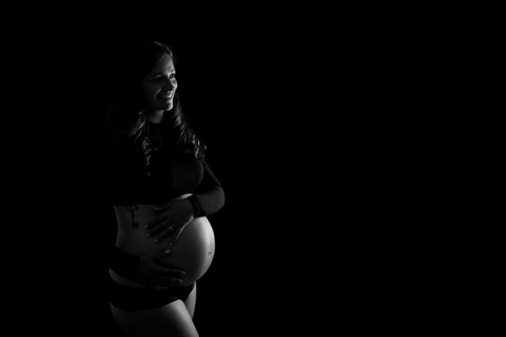 photographe de grossesse en studio en noir et blanc dans le 78 Yvelines