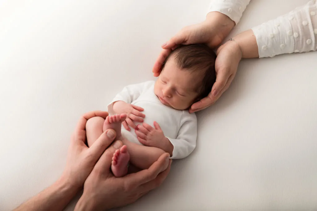 photographe plaisir Yvelines bébé avec les mains des parents