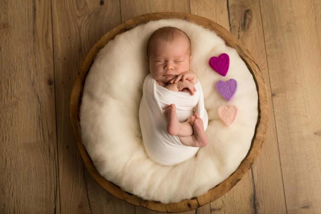 photographe pro de nouveau-né en studio