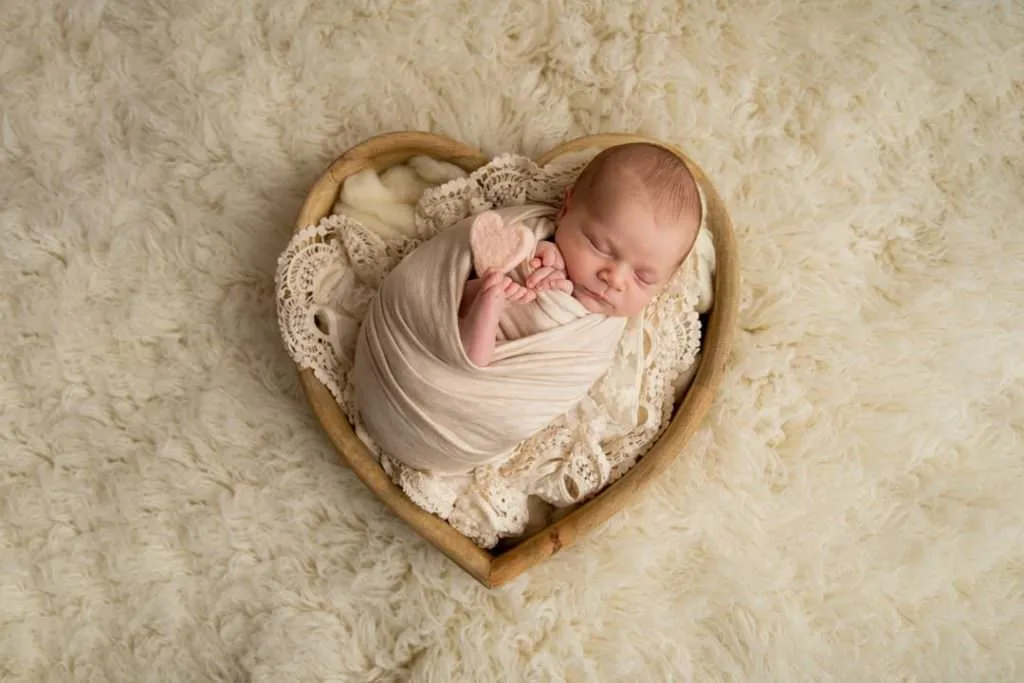 photographe-yvelines-78-naissance-bebe-coeur-naturel