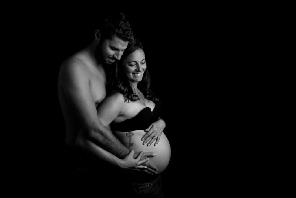 séance photo de grossesse dans les Yvelines photo de couple sur fond noir