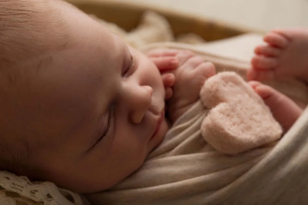 shooting photo de bébé dans les Yvelines 78 avec un coeur