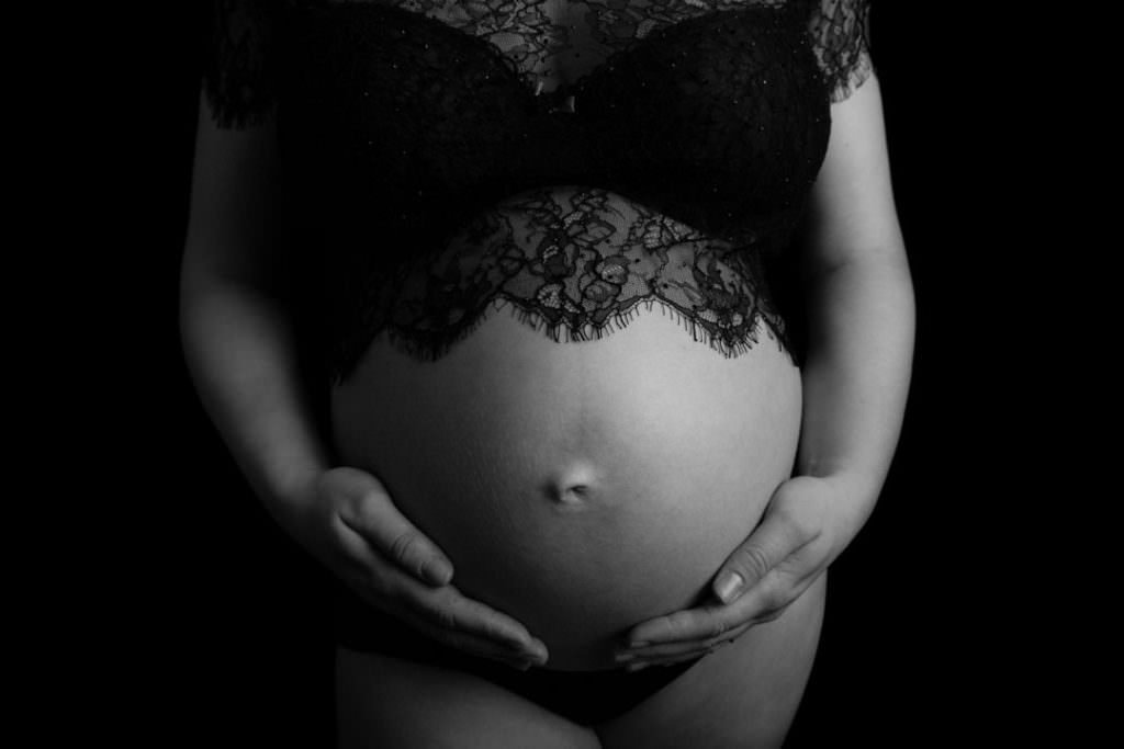 shooting photo de maternité pour femme enceinte à Plaisir dans le 78 détail ventre rond
