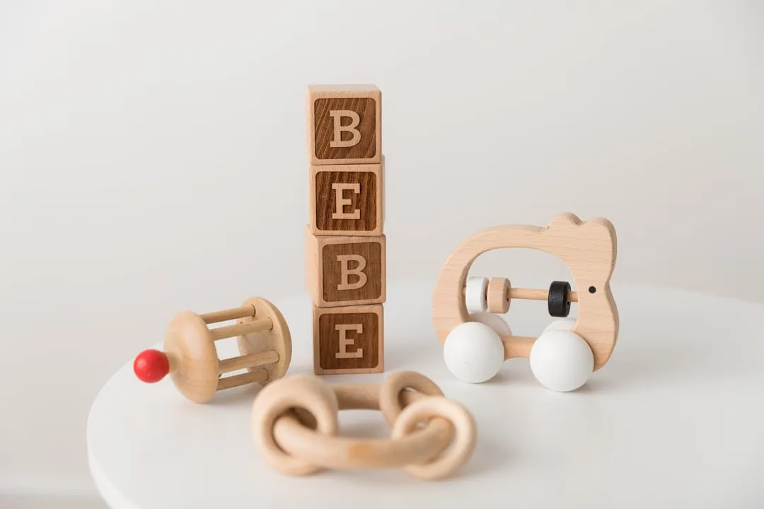 petits-jeux-bois-seance-photo-studio-bebe
