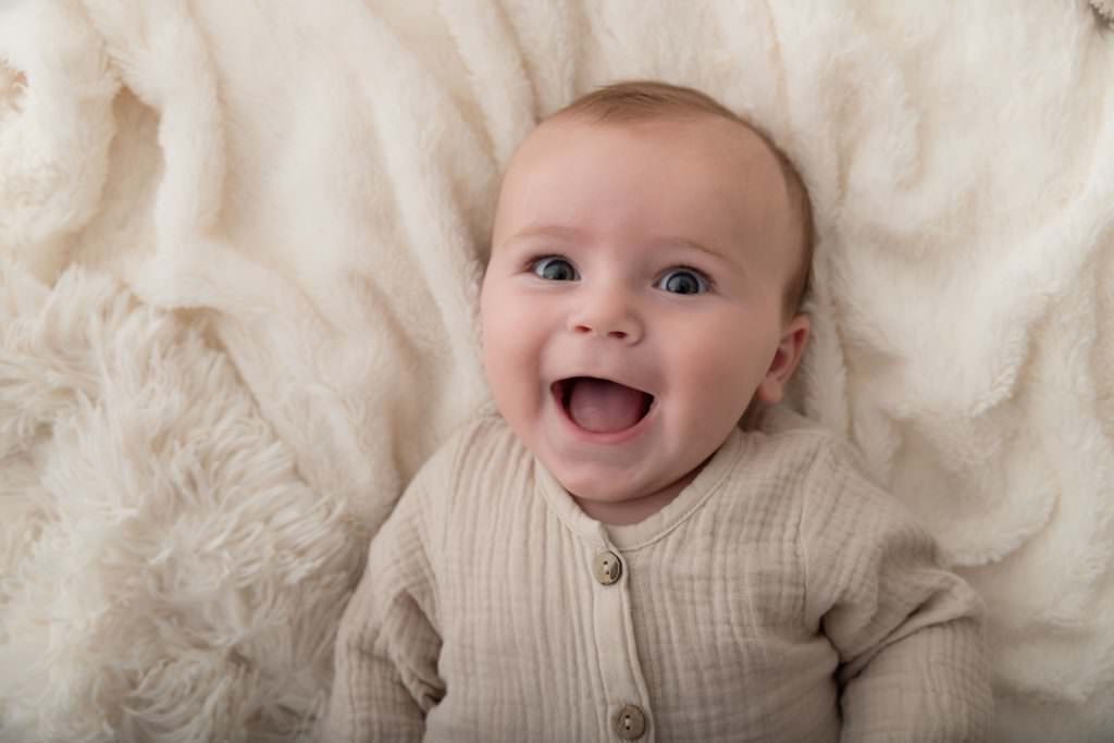 photo-bebe-souriant-naturelle-boheme-yvelines