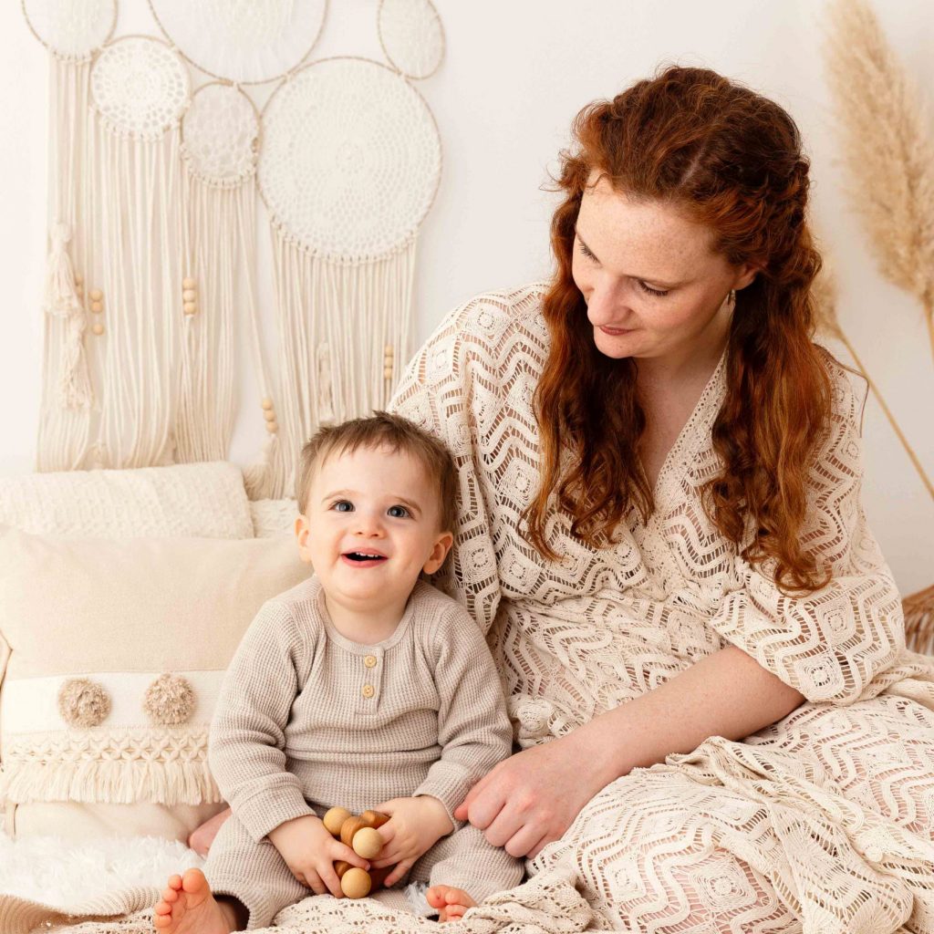 maman famille bebe enfant robe creme studio photographie yvelines villiers-saint-frederic bulles-d-instants