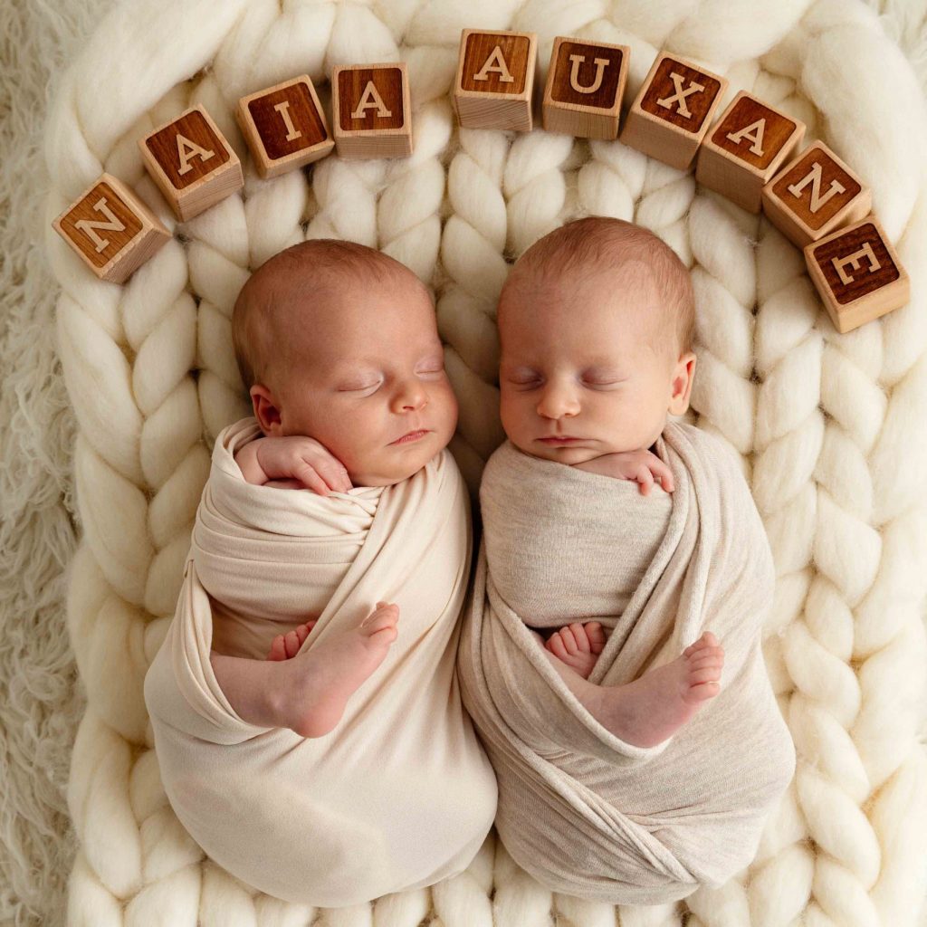 studio photographie shooting photo 78 yvelines montfort l amaury naissance jumelles nouveau-né soeurs